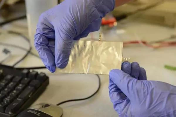 突破| 新型铝离子电池研发成功 手机充1小时用4天